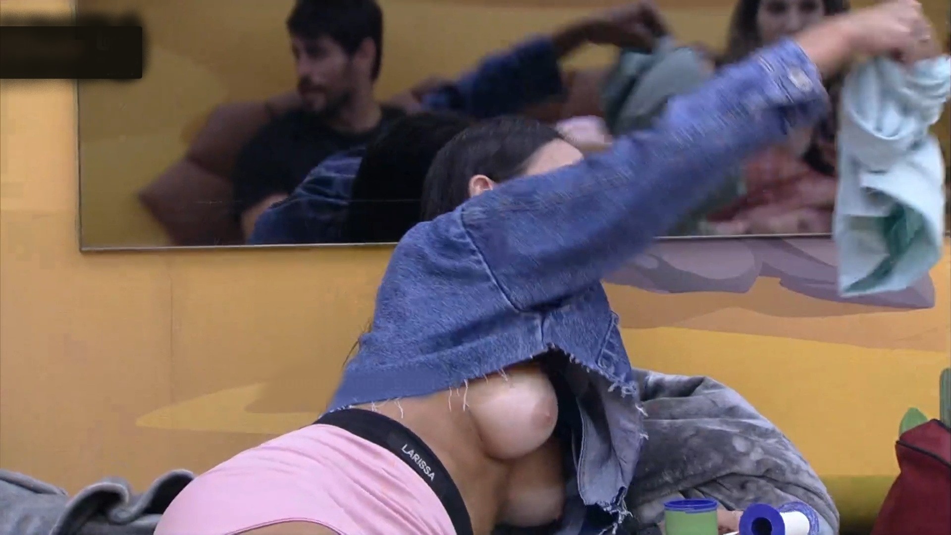 BBB 23 – Larissa Pagando Peitinho #2